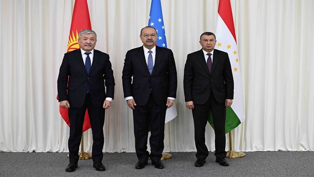 The Prime Ministers of Kyrgyzstan, Uzbekistan and Tajikistan met at the border